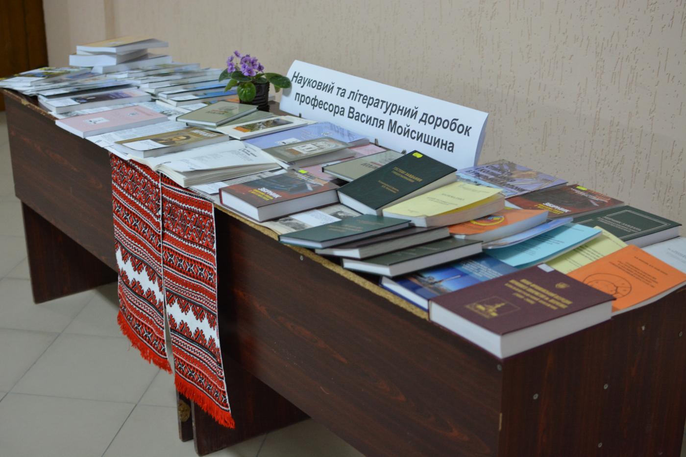 НТБ ІФНТУНГ підготувала книжкову виставку наукового доробку викладачів кафедри вищої математики