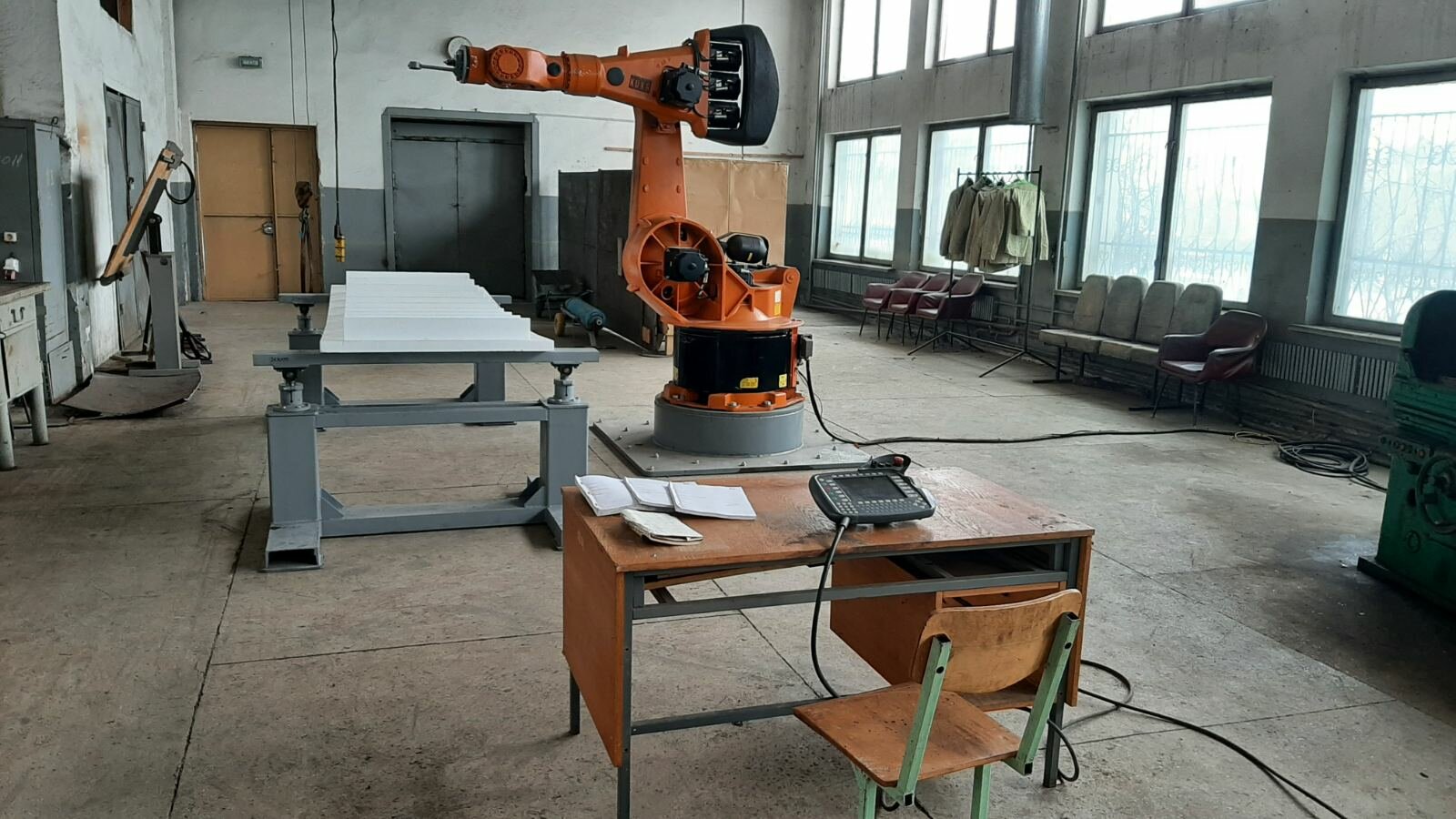 Дільниця промислових роботів (робот KUKA KR200)