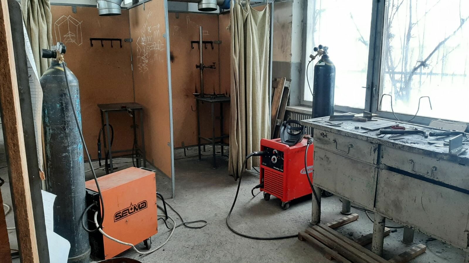 Дільниця півавтоматичного зварювання (фото 1)