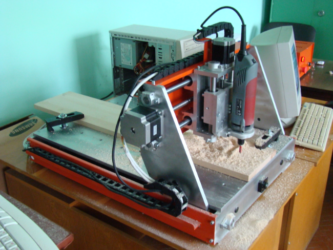 Навчальний фрезерно-гравірувальний верстат з ЧПК