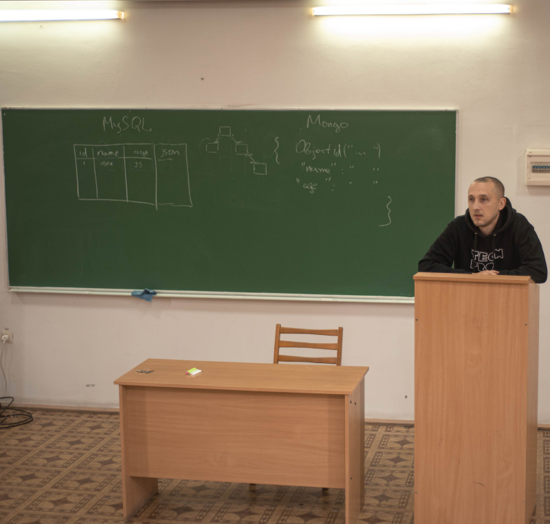 Eleks Незамай Іван за трибуною