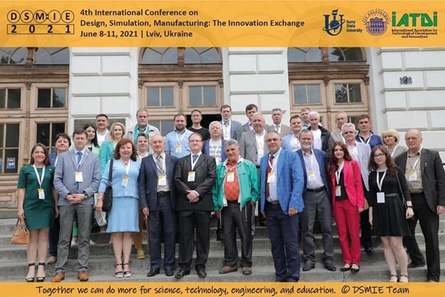 Віталій Панчук, Олег Онисько і Юля Медвідь серед учасників конференції біля головного входу Львівської Політехніки