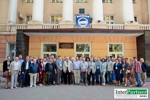 Учасники конференції  перед головним  входом «Одеської політехніки»