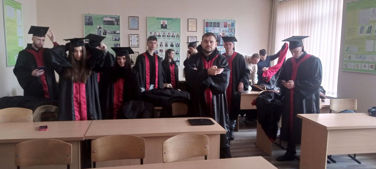 Вручення дипломів Магістра випускникам Факультету природничих наук спеціальності 101 Екологія