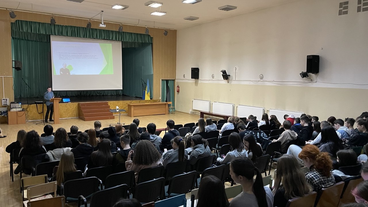 Знайомство з ІТ-професіями: кафедра інженерії програмного забезпечення провела профорієнтаційну зустріч для ліцеїстів