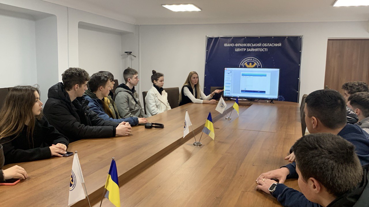 ПРОГРАМИ ТА ПОСЛУГИ ЦЕНТРУ ЗАЙНЯТОСТІ: ІНСТРУМЕНТИ СПРИЯННЯ ПРАЦЕВЛАШТУВАННЮ ТА ПРОФЕСІЙНОМУ РОЗВИТКУ 