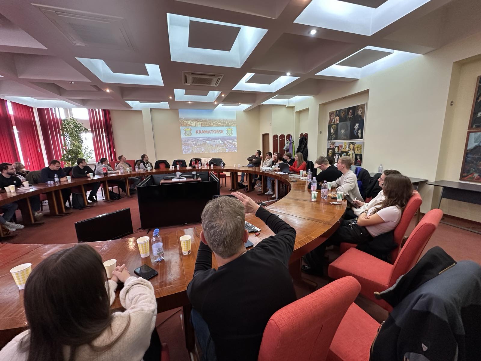 За круглим столом у ректорській залі Північного Університетського Центу м. Бая-Маре