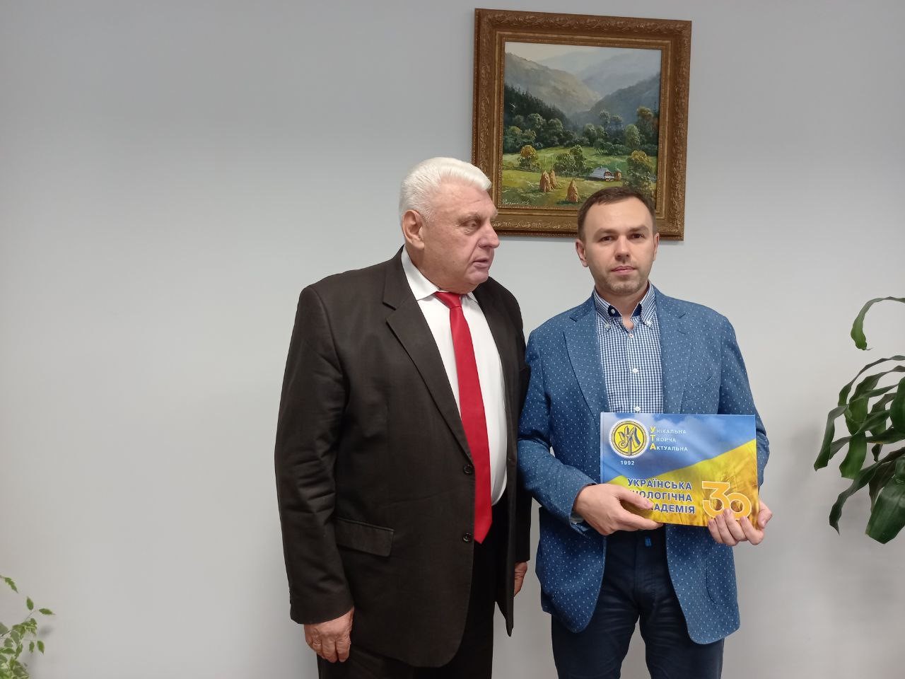 Вручення ювілейного видання книжки до 30-річчя УТА доцентам кафедри ІТТС, академікам УТА Скрипюку Р.Б.