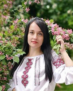 Ткачук (Спетрук) Галина Іванівна – випускниця 2009 р., начальник відділу землеустрою та охорони земель Головного управління Держгеокадастру у Івано-Франківській області.