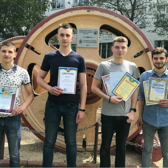 переможці