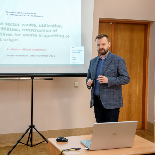 Професор з AGH презентує в рамках програми Erasmus+  наукові дослідження 
