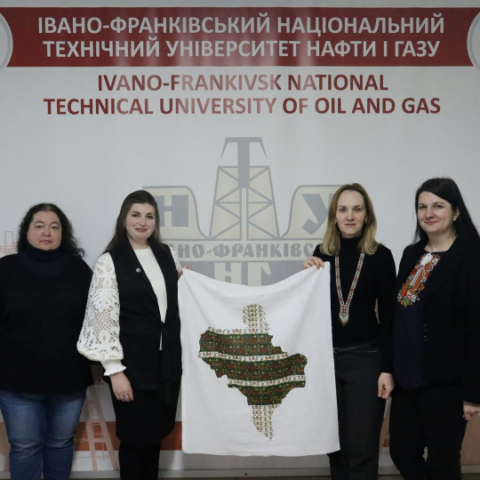 Вчених України об’єднала вишивка!