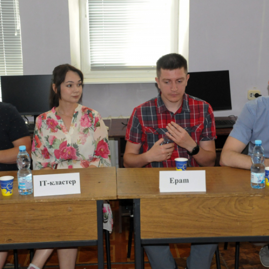 06.07.2032306/07/2023 відбулася зустріч стейкхолдерів освітніх програм із науково-педагогічними працівниками кафедри інженерії програмного забезпечення та гарантами освітньо-професійних програм (ОПП) «Інженерія програмного забезпечення». Проведено обговорення та вдосконалення ОПП, шляхів співпраці з IT-компаніями та сприяння працевлаштуванню випускників.