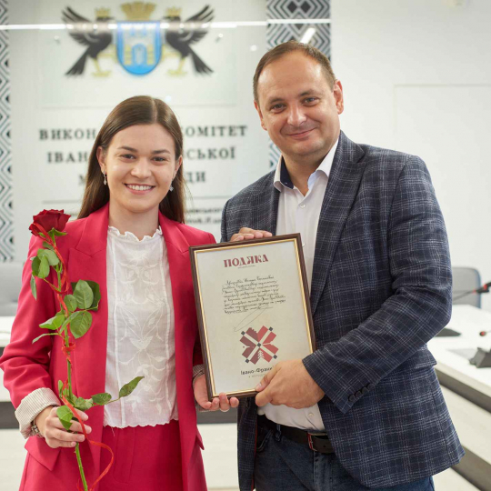 Міський голова Івано-Франківська відзначив активну студентку ІФНТУНГ