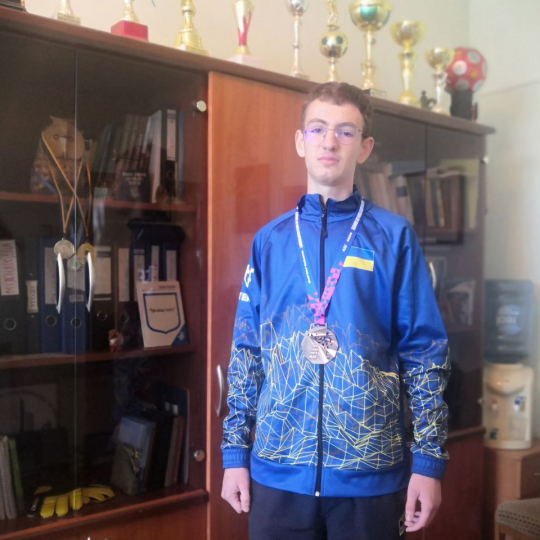 ітаємо студента Інституту Архітектури, Будівництва та Енергетики Олексія Лиса з грандіозною перемогою! Олексій  в складі чоловічої юніорської команди України здобув бронзову медаль🥉 на Чемпіонаті світу з таекван-до🥊 в місті Тампере (Фінляндія)! НАШІ студенти -НАЙКРАЩІ! Бажаємо наступних перемог!!!