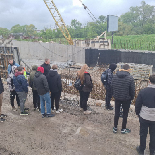 Екскурсія майбутніх інженерів на будівельний майданчик автомобільного мосту через річку Бистриця солотвинська