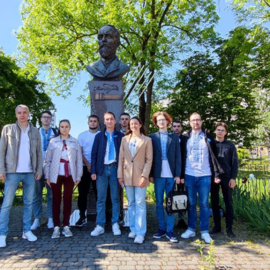 У вишиванках та на карематах