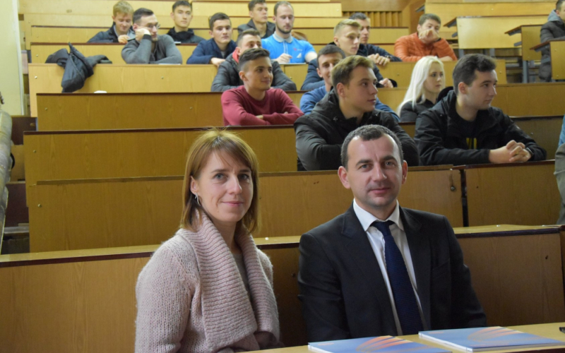 Випускник кафедри, секретар ІФ міськради ЕЕМ Синишин Віктор з доцентом кафедри ЕЕМ Николин У. М.