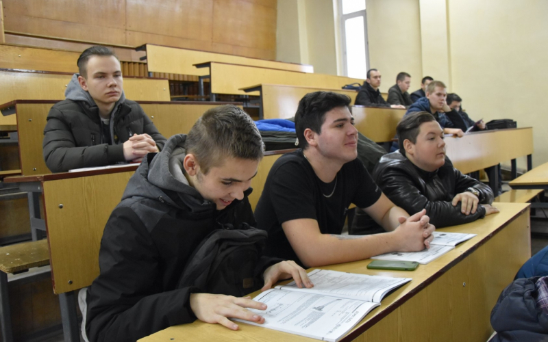 Студенти на презентації від співробітників ВАТРА