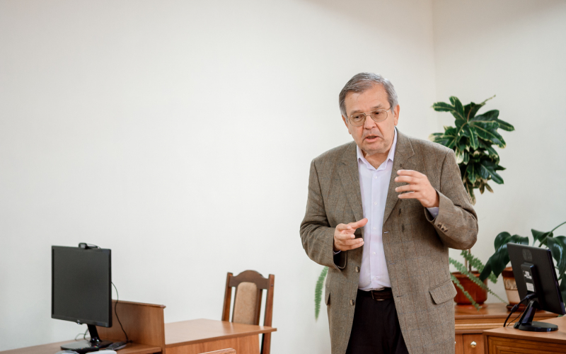 Виступає Тарас Володимирович Фініков –  президент Міжнародного фонду досліджень освітньої політики