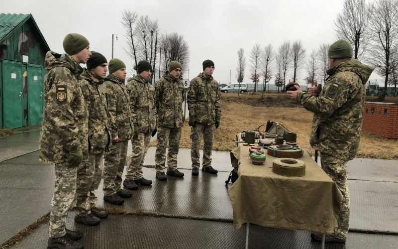 Посилена військова підготовка майбутніх офіцерів.