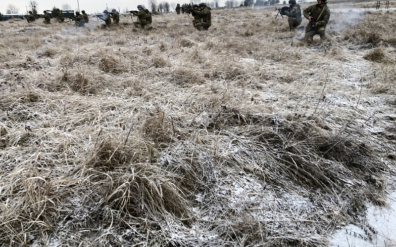 Посилена військова підготовка майбутніх офіцерів.
