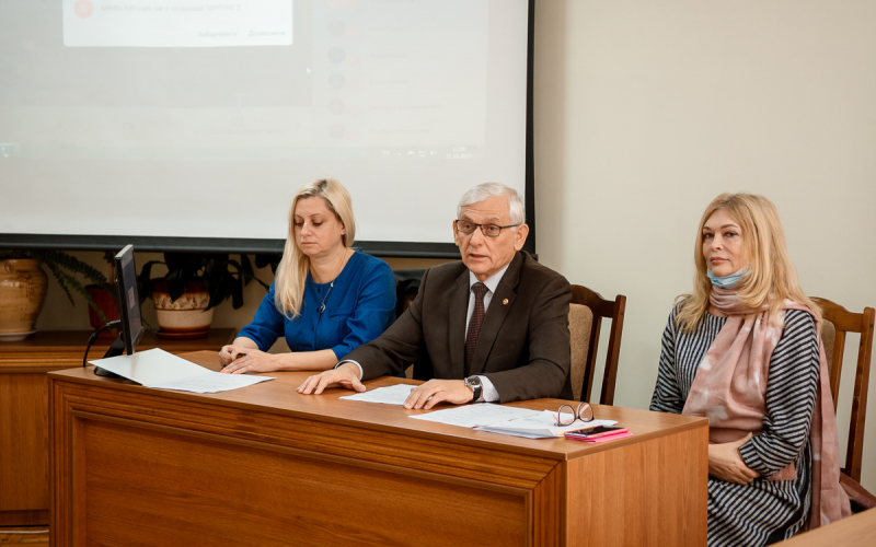З привітальним словом виступає ректор ІФНТУНГ Євстахій Крижанівський