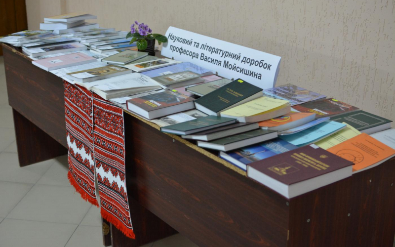 НТБ ІФНТУНГ підготувала книжкову виставку наукового доробку викладачів кафедри вищої математики