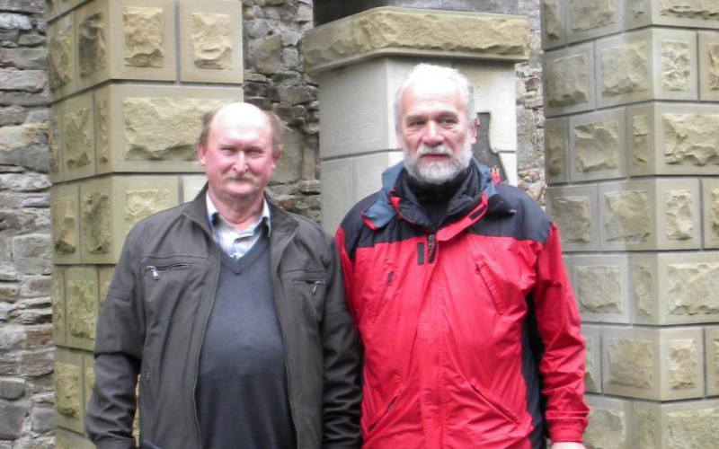 Професори В. К. Маслюченко та В. М. Мойсишин біля пам ятника гетьману Івану Виговському