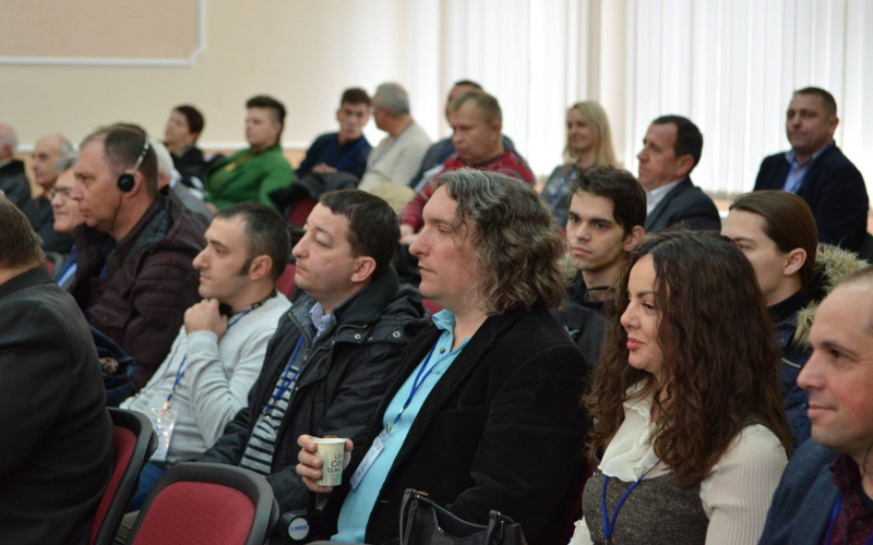Закордонна делегація: Пленарне засідання PTME 2019: у передньому ряді справа наліво Крістіан Барц (Румунія), Весна Родіч (Боснія і Герцеговина), Предраг Живковіч (Сербія) Душан Петковіч, Сербія)   Дан Йовановіч, Сербія)  Бране Родіч(Боснія і Герцеговина), Рольф Юнг (Німеччина)