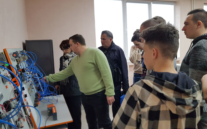 Дмитро Шурубайло-колишній випускник КЕП -демонструє нове обладнання