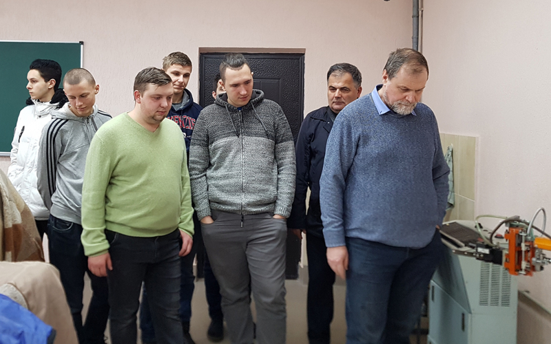Завідувач кафедри Панчук В.Г. демонструє обладнання лабораторії роботизації