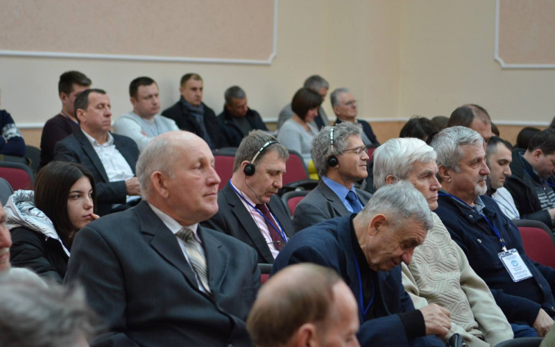 Для іноземних учасників відбувається синхропереклад  пленарних доповідей (Олі Чівер (Румунія), Рольф Юнг (Німеччина))