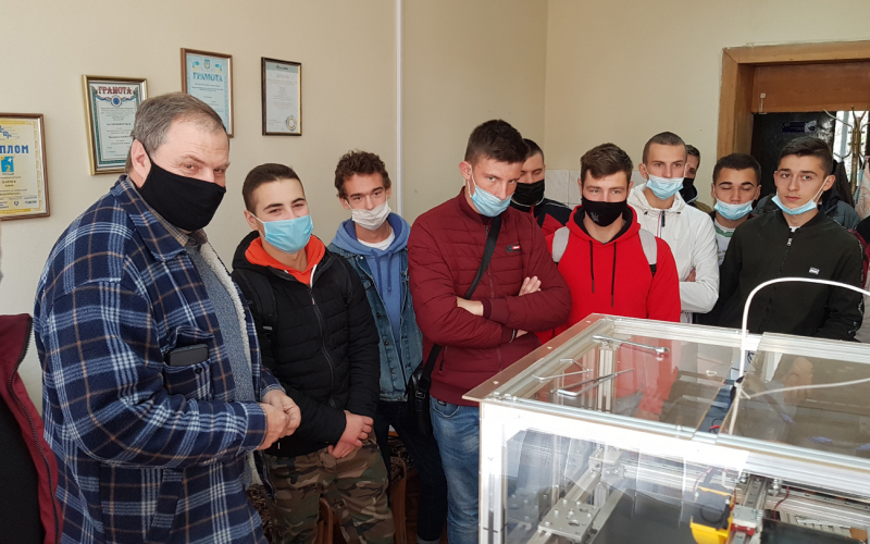 Завідувач кафедри КМВ Панчук В.Г демонструє студентам 3-д принтер