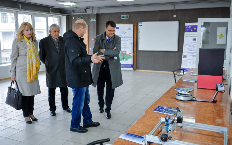 Ректор ІФНТУНГ та заступник міністра освіти і науки України у коворкінг-зоні ЦІР