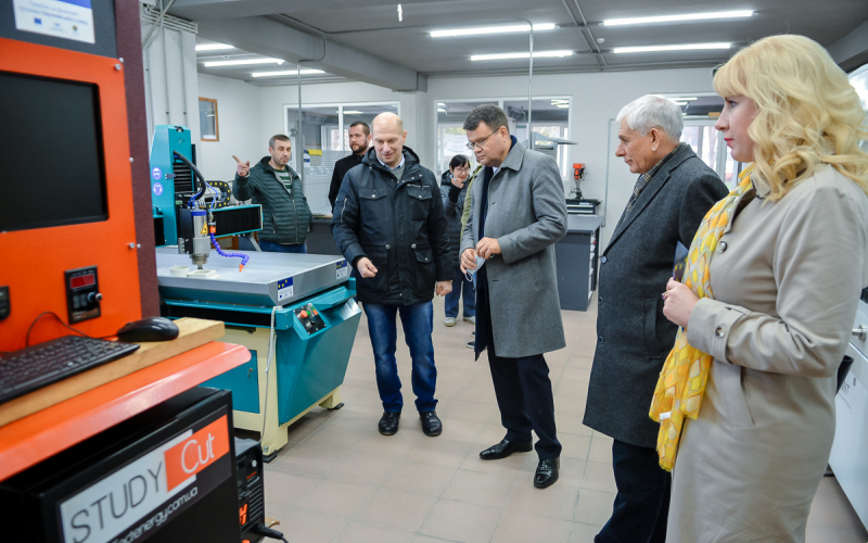 Ректор ІФНТУНГ та заступник міністра освіти і науки України ознайомлюються із обладнанням ЦІР