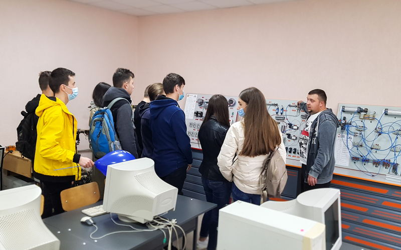 Дмитро Шурубайло демонструє стенди для автоматизації виробничих процесів