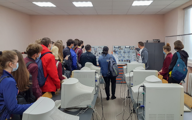 Дмитро Шурубайло демонструє нове обладнання