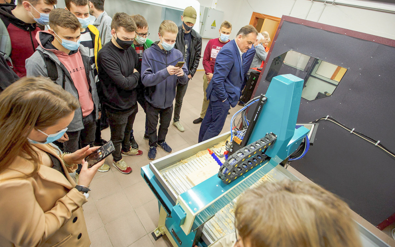 В навчально-виробничій лабораторії центру