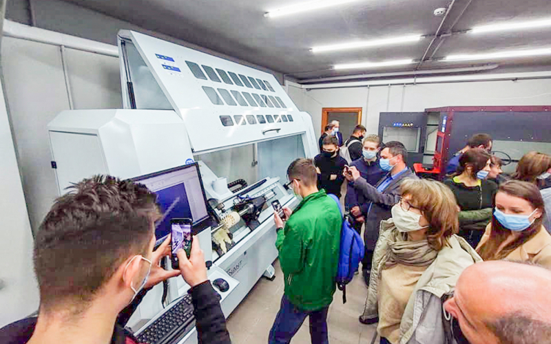 В навчально-виробничій лабораторії центру