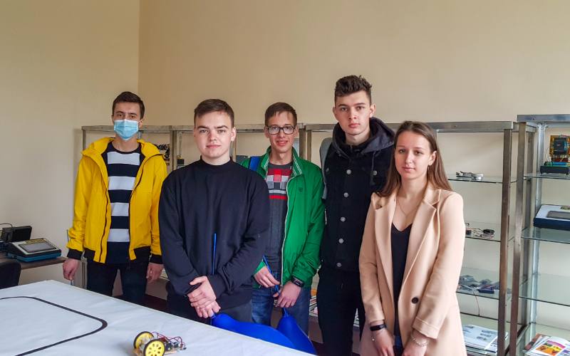Випускниця кафедри КМВ, а нині викладачка КЕП Красій Р.М. зі студентами