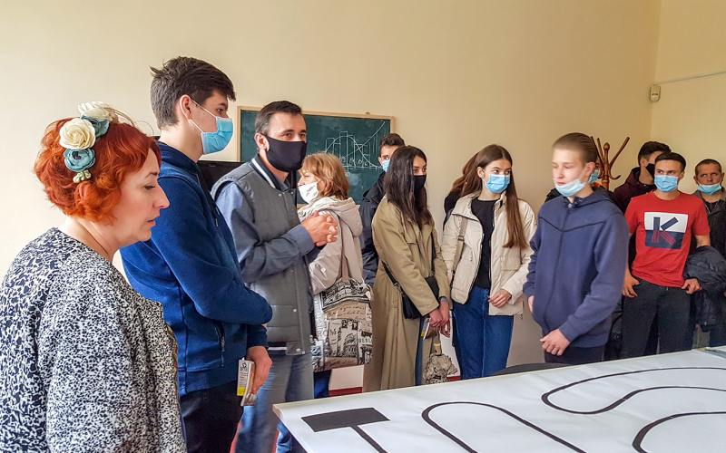 Сергій Побігун і Марія Пенкальська з учнями в лабораторії мехатроніки