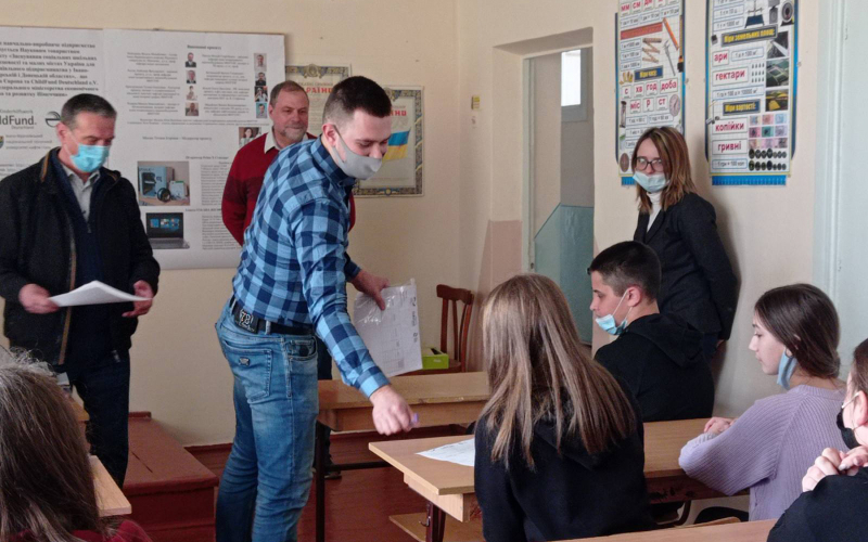 Віталій Панчук, Любомир Роп’як та Микола Романів ознайомили учнів з умовами впровадження проєкту 