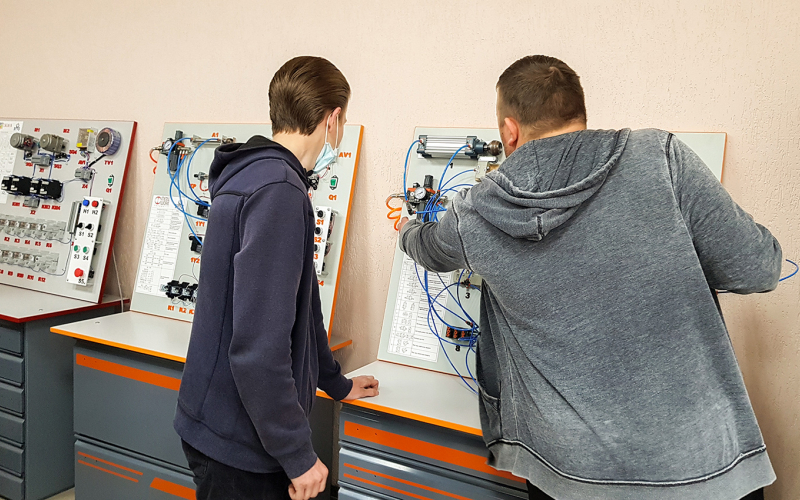 Дмитро Шурубайло демонструє стенди для автоматизації виробничих процесів