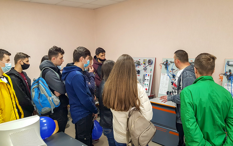 Дмитро Шурубайло демонструє нове обладнання