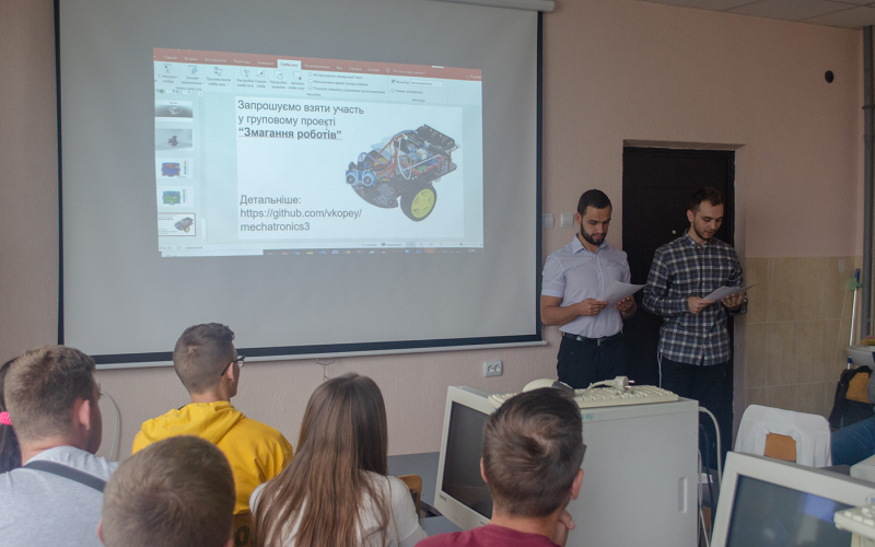 Олександр Мельник та Анатолій Веркалець  презентують проект рухомої платформи