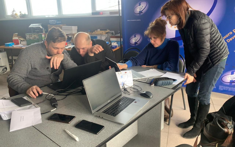Поль ІВАН, Володимир КОРНУТА, Леся ШКІЦА, Дойна ТУРКУ робота над звітом