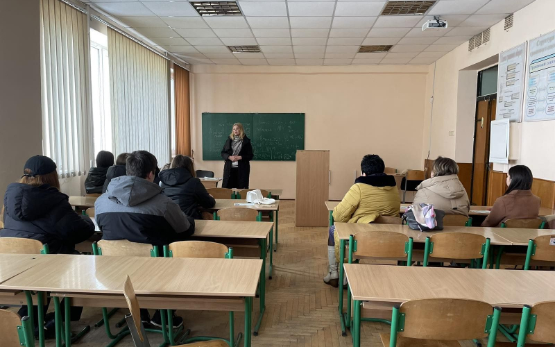 Професор Фадєєва І.Г. з абітурієнтами в навчальній аудиторії