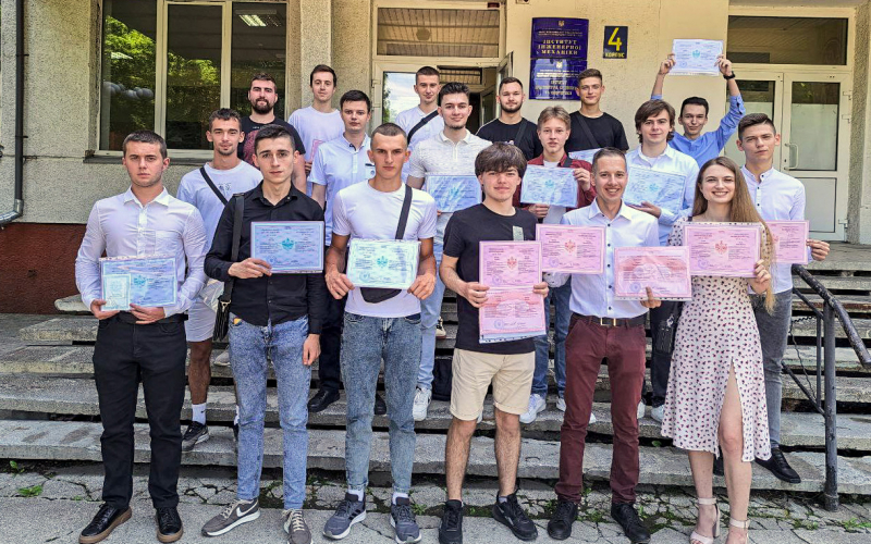 Вітаємо випускників