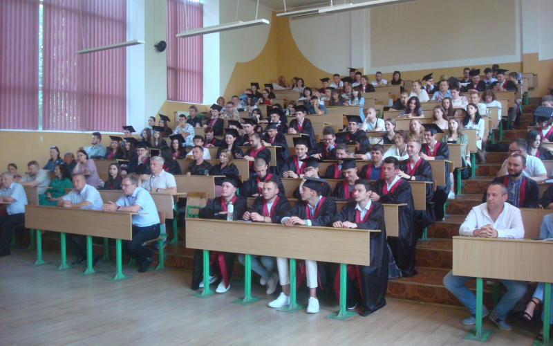 Наші випускники-бакалаври отримали перші в житті дипломи!